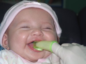 Como fazer uma boa higiene bucal do bebê