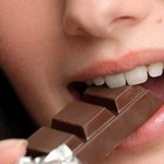 Mulher comendo chocolate